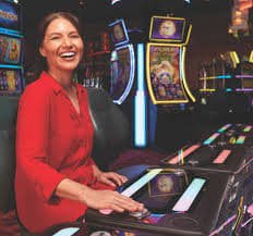 pgpg Slots Progressive Jackpot MMK မြန်မာ ကစားသမားများ မိုဘိုင်းဖုန်းဖြင့် Slots ကစားနေသောမြင်ကွင်း